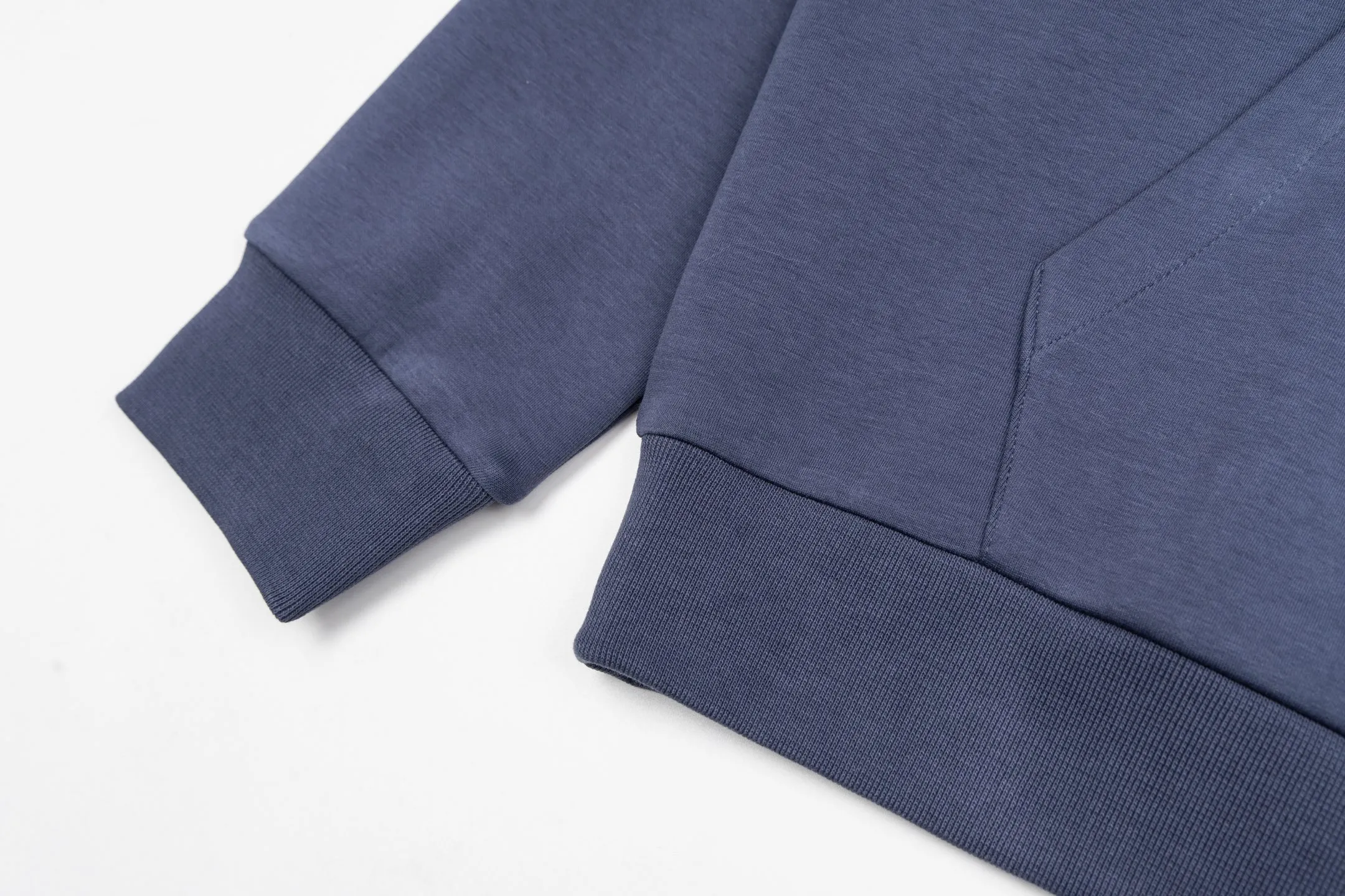 🅿️480 1v logo embroidered pearl pendant hooded jacket (grey blue) The original purchase was 12,000 developed. The fabric is made of 36S 400g double yarn double-sided fabric, with 32S 320g double yarn thread. The double yarn double-sided fabric has high quality and delicate feel. This fabric is usually made by winding two yarns, which adds drape and texture to the fabric. It has good breathability and moisture absorption, can effectively wick away sweat, and keep the body dry and comfortable. Marque L Uuitton deposee embroidery on the chest, simple letter pattern embellishment on the chest, and the letter size spacing effect is consistent. Using linen embroidery thread combined with encrypted processing, the embroidery body has a subtle matte visual texture; the embroidery effect is three-dimensional and full. The smaller the embroidery, the more sophisticated and demanding it is. The embroidery thread is made of imported material, which is more flexible and glossy than ordinary embroidery thread; the stitches are clear and smooth, and have a three-dimensional texture effect. The end of the drawstring is embellished with beads, and the zipper front is decorated with beaded Monogram flowers. The entire line has exclusive original developed pearl series accessories, and customized imported pearls of the same size are paired with new lettering metal compositions. String the pearls together according to a certain order and rules, choose high-quality pearls, the beading craftsmanship is fine, the material is safe and harmless, and the pearl beads add highlights. Size:S-M-L-XL